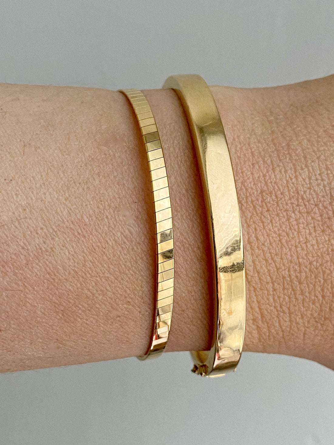 18k gold high polish semi-rigid bracelet - 7.125 inch length (18cm)