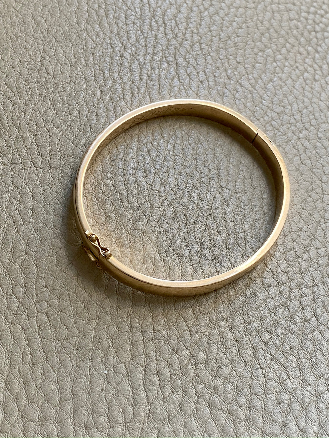 Midcentury era Scandinavian vintage 18k Gold hinged bangle