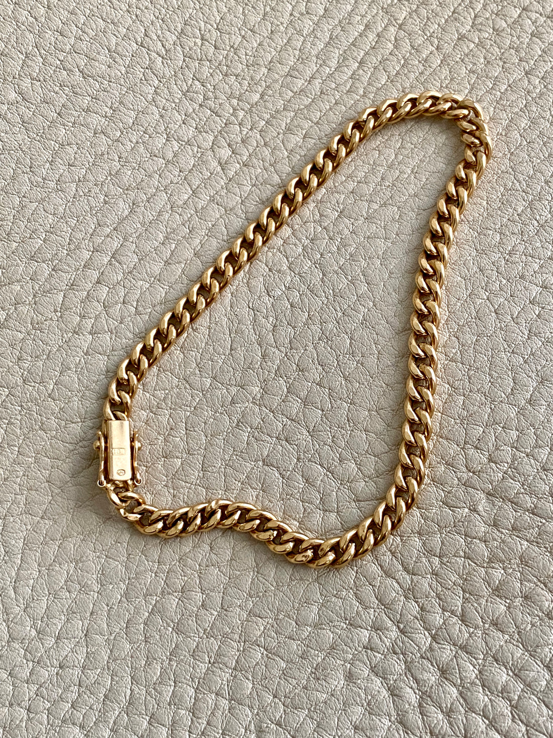 18k yellow gold vintage curb link bracelet - 7.8 inch length